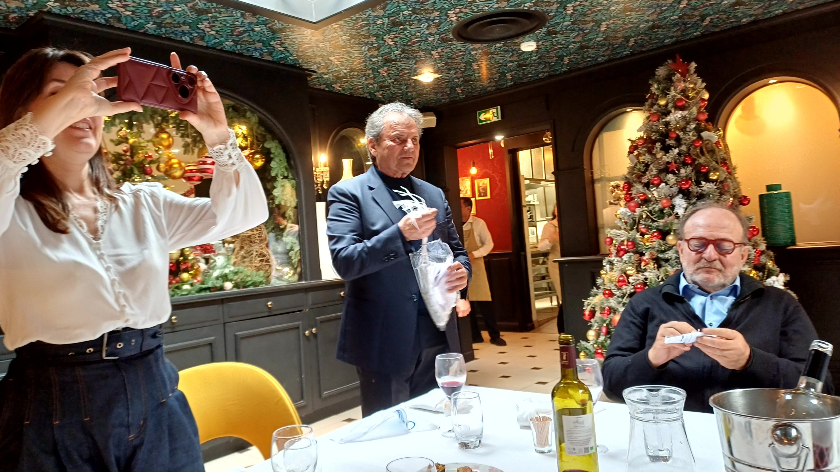 Le Président MOYA offre un fanion pour chaque bateau