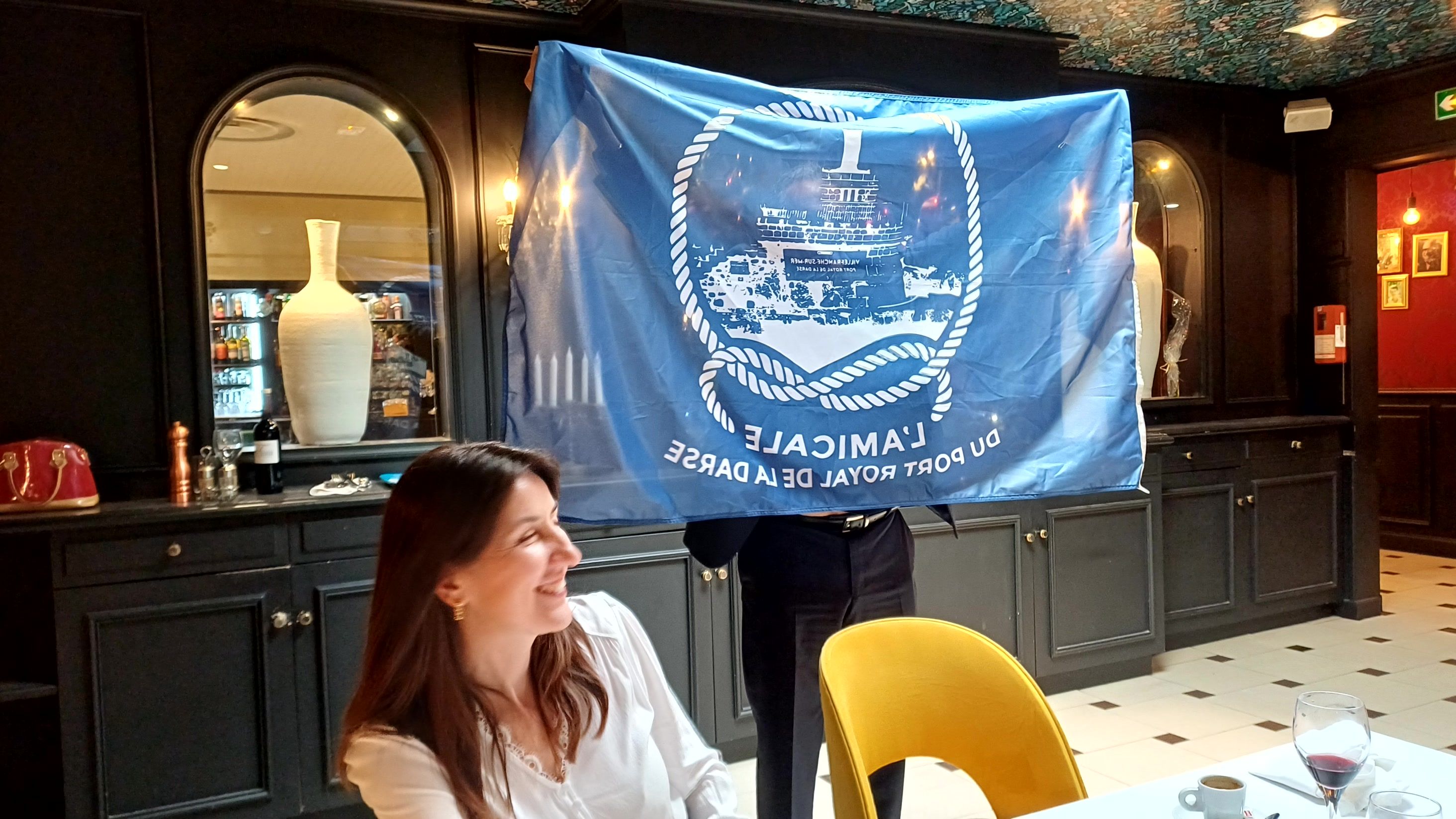 Le Président MOYA présente notre drapeau