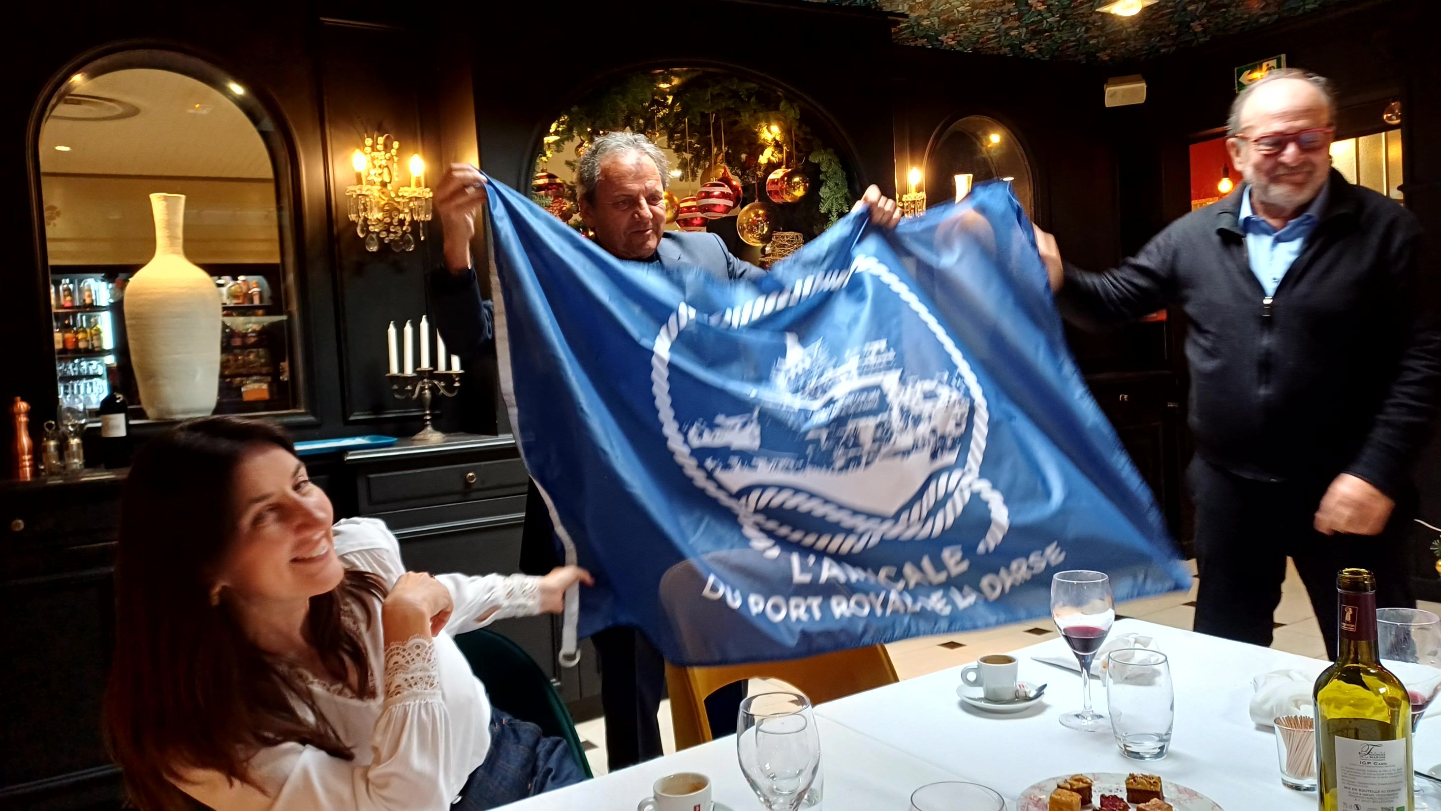 Le Président MOYA présente notre drapeau