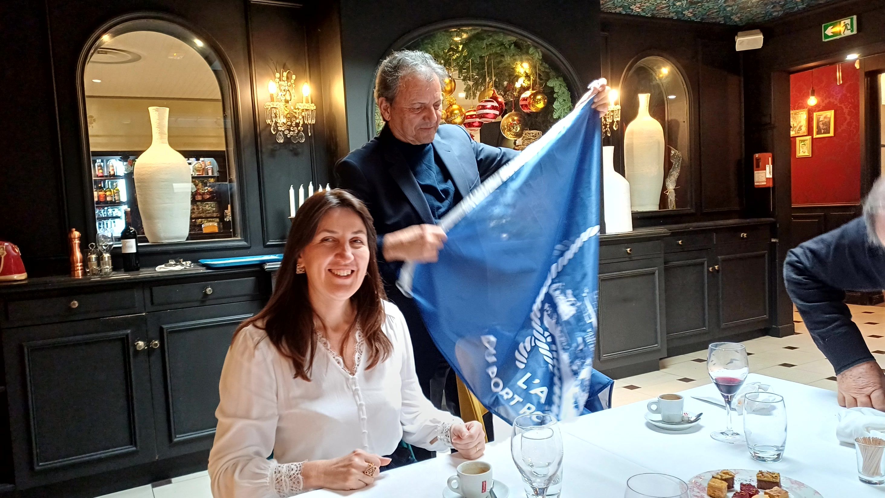 Le Président MOYA présente notre drapeau