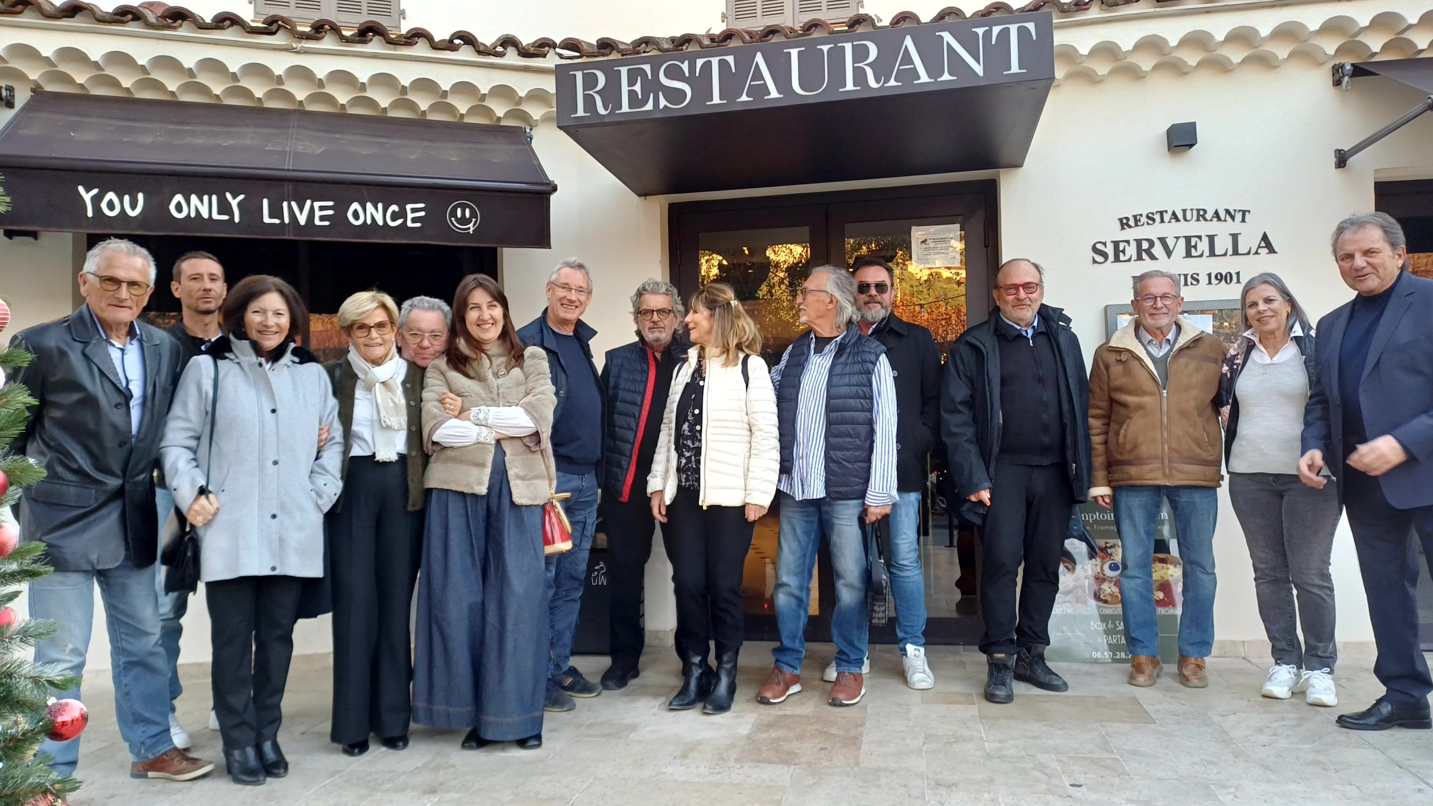 Le Président MOYA offre un fanion pour chaque bateau