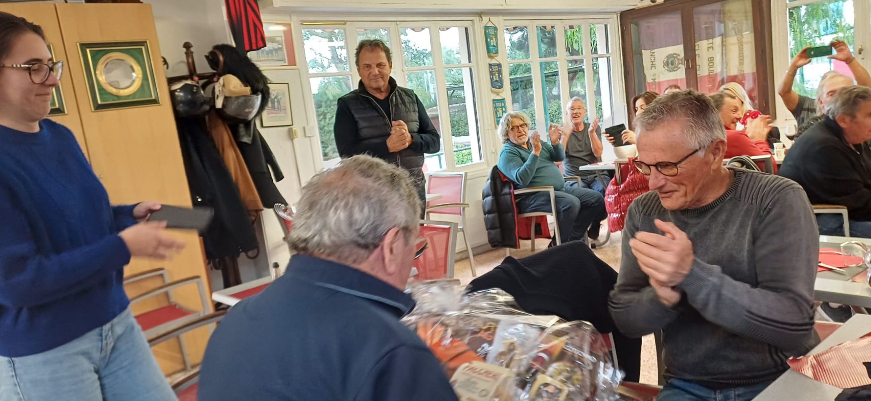 Le Président Francis MOYA honore avec toute l'Assemblée Franck ROCCO