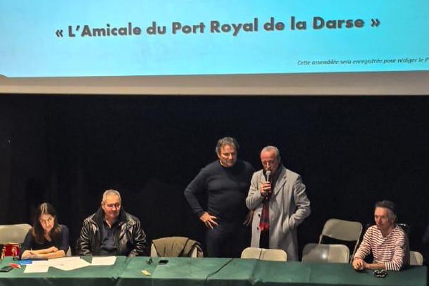 Le Professeur TROJANI, Maire, à la tribune.